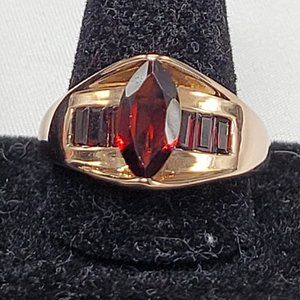 NWOT Rose Gold Vermelho Garnet Ring